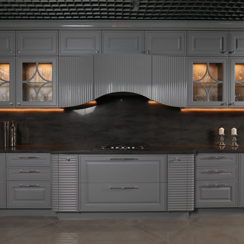 Mossman Prestige 2 фото интерьера серой кухни в классическом стиле