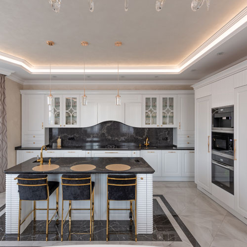 Mossman Prestige 5 фото интерьера белой кухни в классическом стиле