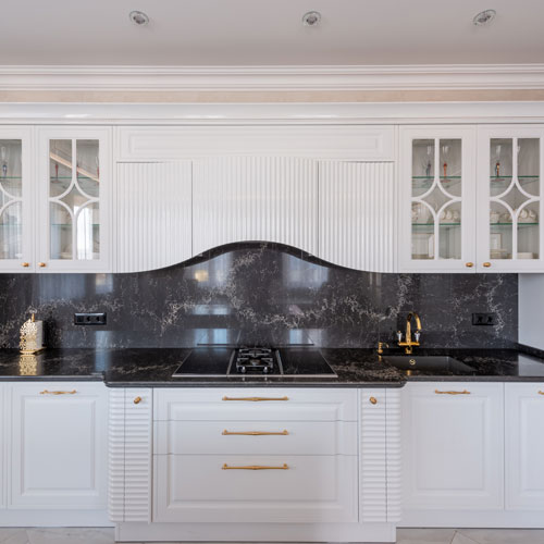 Mossman Prestige 6 фото интерьера белой прямой кухни в классическом стиле