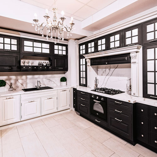 Mossman Chelsea 4 фото интерьера чёрно-белой кухни с порталом в классическом стиле
